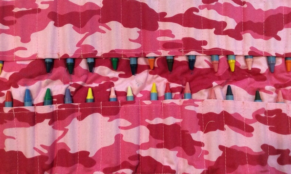 DOODLEBUGZ CRAYOLA CRAYON KEEPER - PINK CAMO WITH CRAYONS