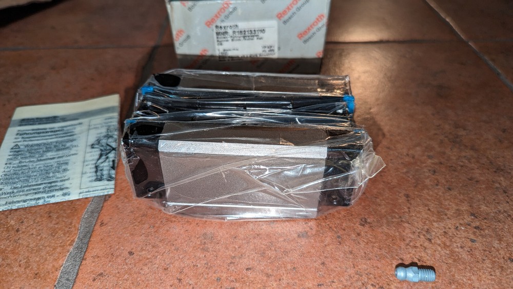 (1) Bosch Rexroth Runner Block / Roller Rail R182133110