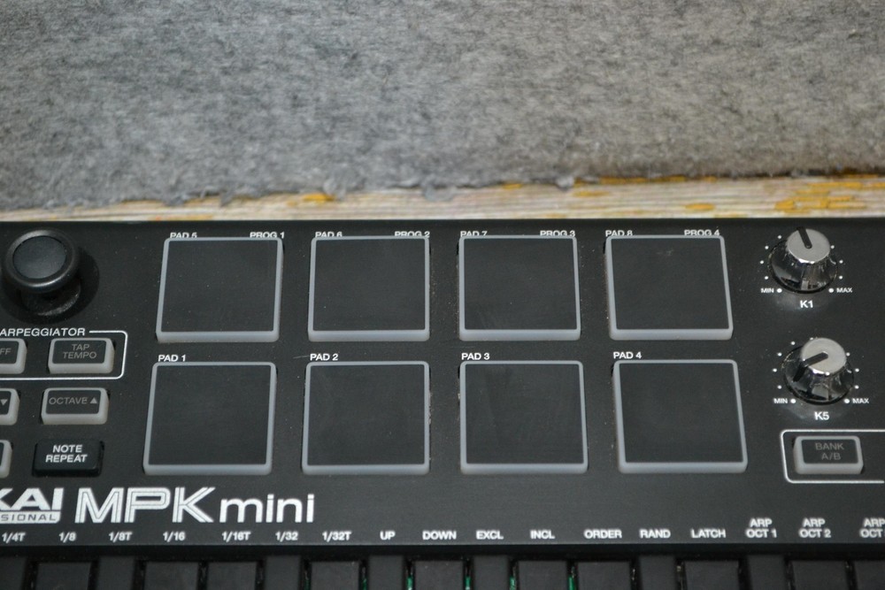 Akai Professional MPK Mini 25-Key USB MIDI Keyboard Controller Black Pads Knobs