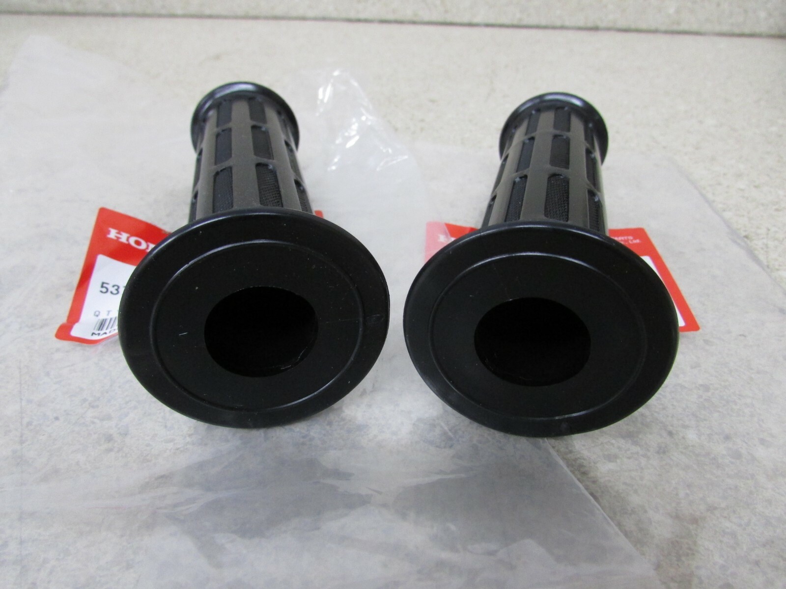 NOS 83-85 HONDA ATC70 86-87 TRX70 ATC TRX 70 OEM HANDLEBAR GRIPS 53166-198-000