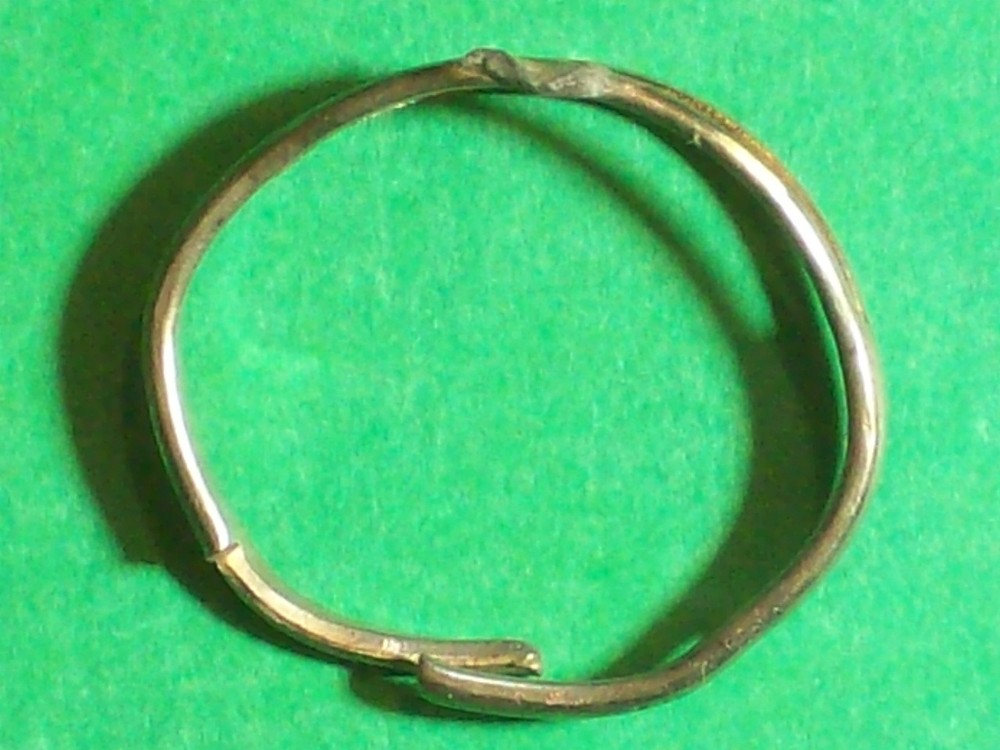 RING SILVER COLOR SINGLE BAND SPLIT INTO 2 AT TOP ONLY SIZE 5 ¼ APPROX. HUCK ?