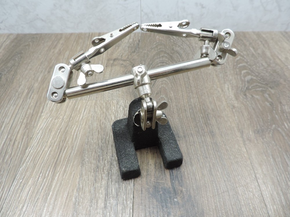 Extra Hands Multipurpose Tool w/Alligator Clips 3.5"x5"x2" Folded