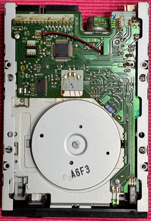 Samsung SFD-321B 3.5" 1.44MB Floppy Disk Drive Black Bezel (Broken/not working))