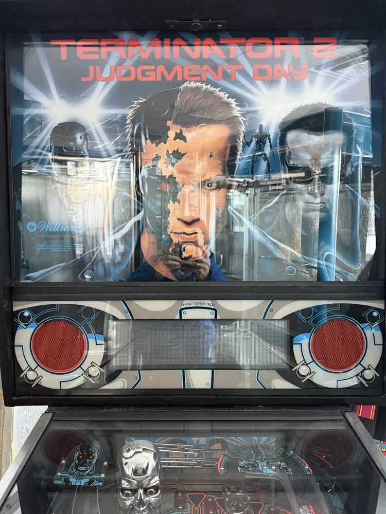TERMINATOR 2 PINBALL MACHINE BY WILLIAMS -- EXCELLENT CONDITION