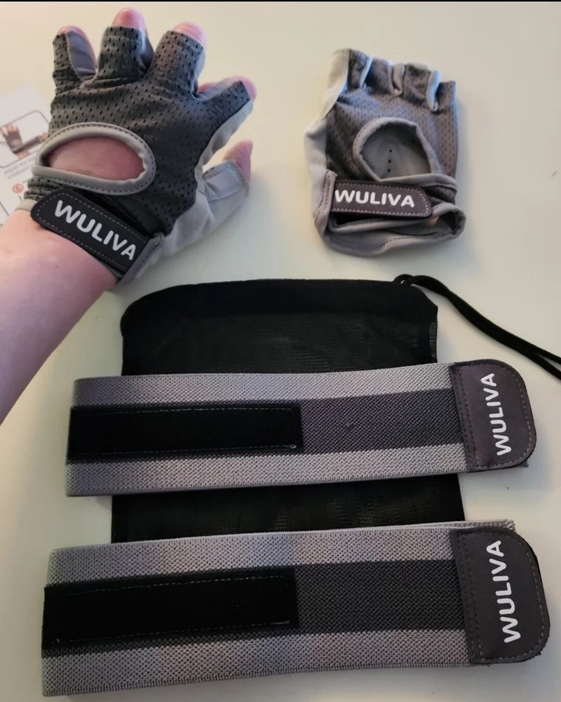 Mens and Womens Light and Medium Work Out Gloves Size MEDIUM