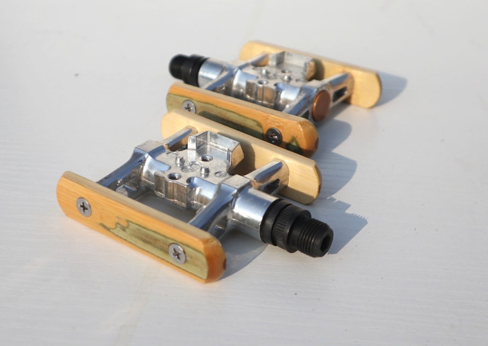 Bamboo bicycle single-sided self-locking pedals