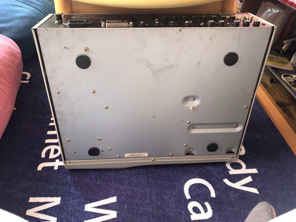 AKAI Sampling Machine MPC2000 MIDI Sampler working