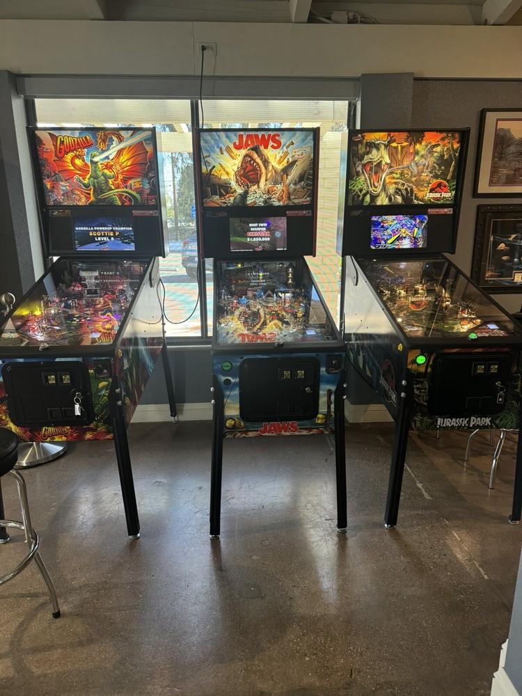 Stern Jaws Premium Pinball Machine – Mint Condition!