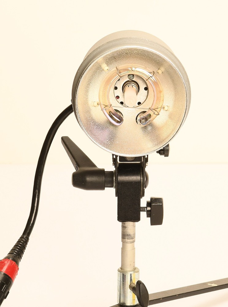 DYNALIGHT 2040 2000 Watt Strobe Head, 16 ' Cord. TESTED!! WORKING!!