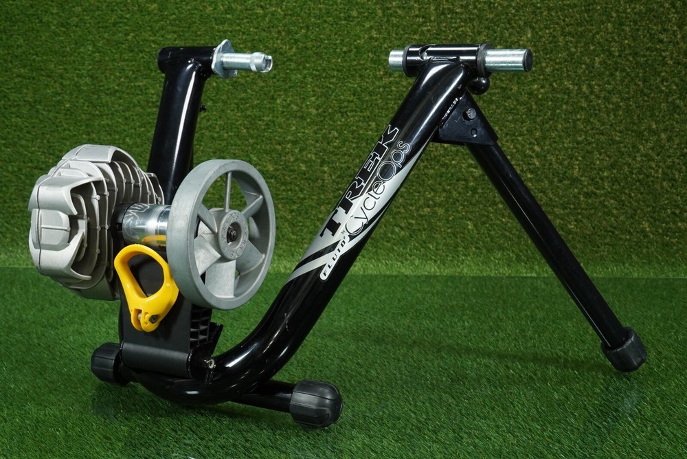 CYCLEOPS FLUID2 TREK BIKE BICYCLE TRAINER, BLACK ~ NICE!!