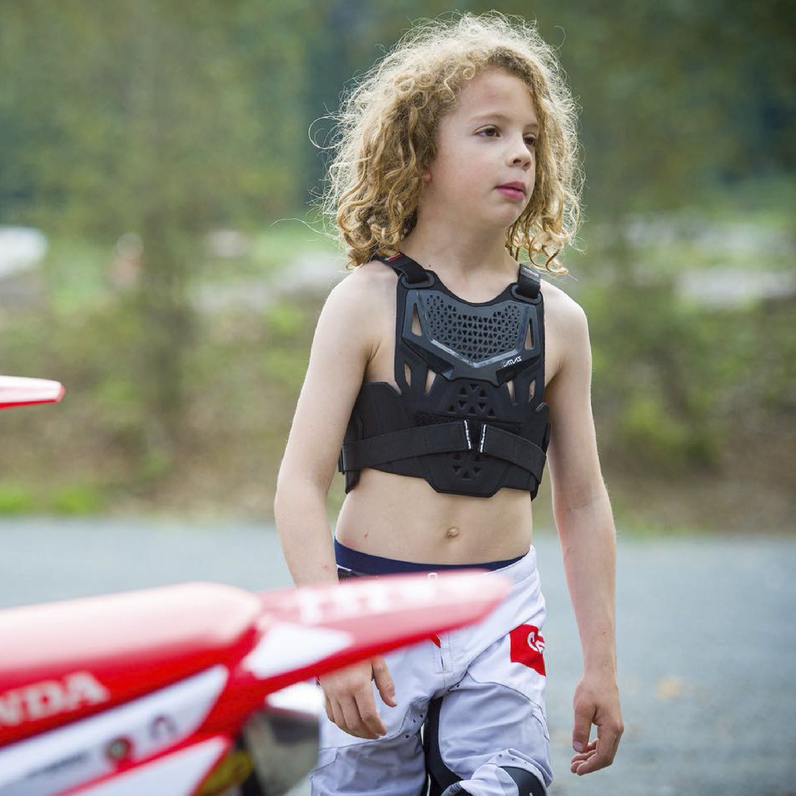 Atlas Charger PeeWee White - Lightweight Chest Protector for Motocross & BMX