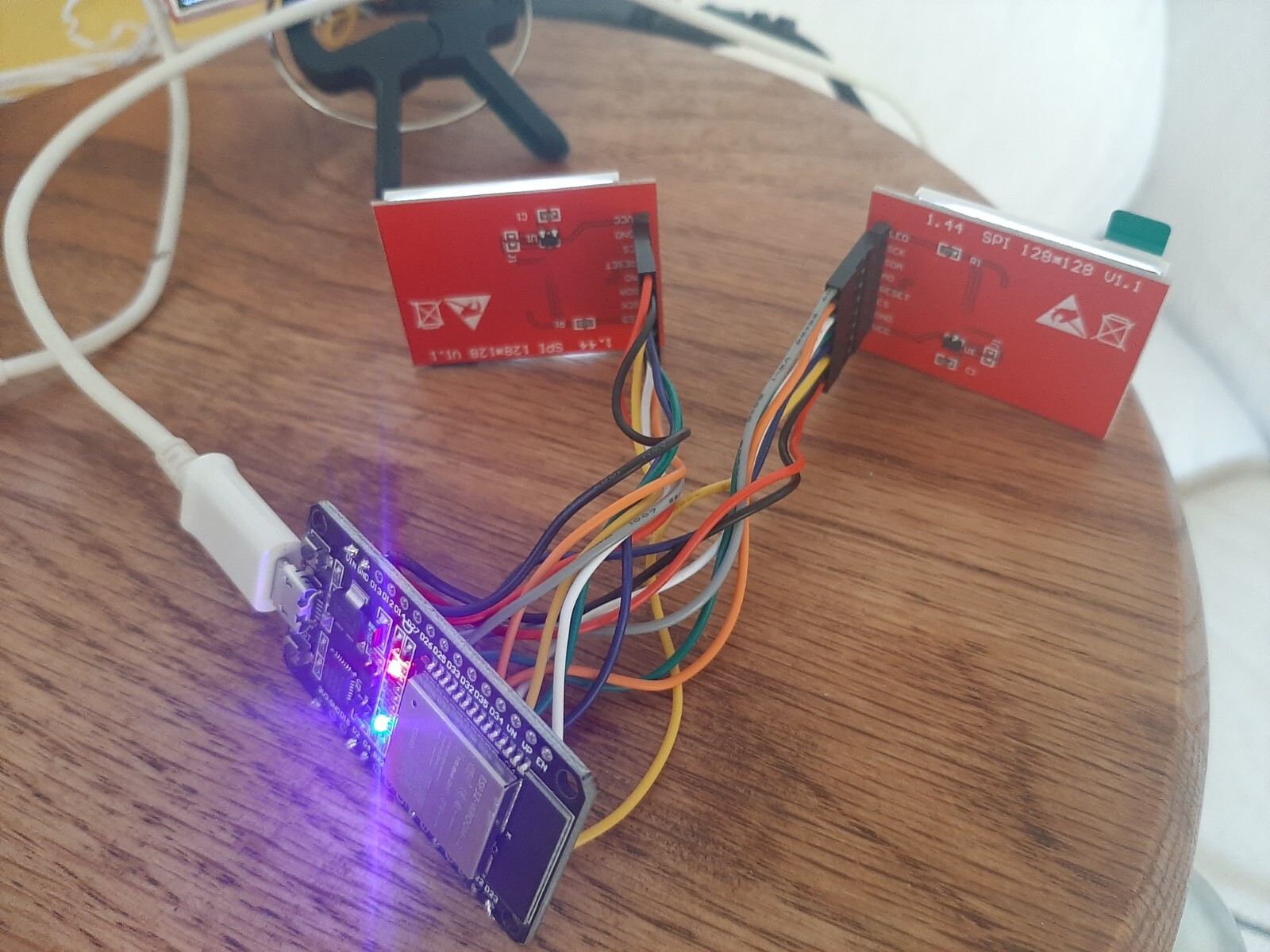 Animated eyes (1 pair) for Props ETC, based on Adafruit's Uncanny Eyes, ESP32