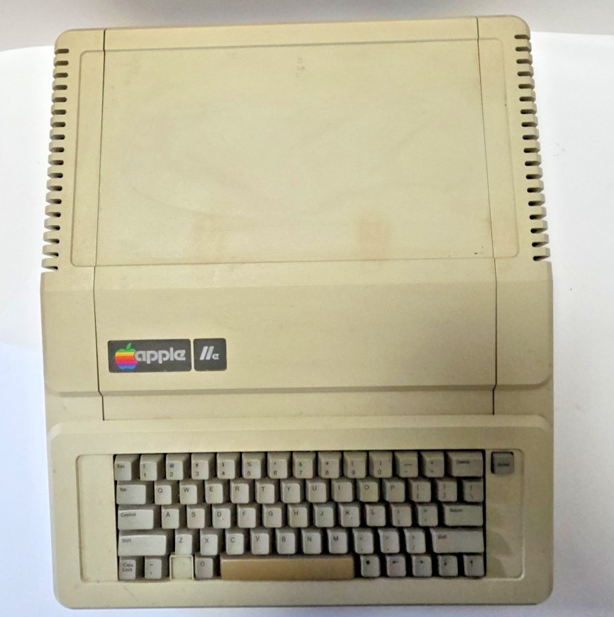 Apple IIe A2S2064 Vintage Personal Computer FOR Parts Or Repair - powers on