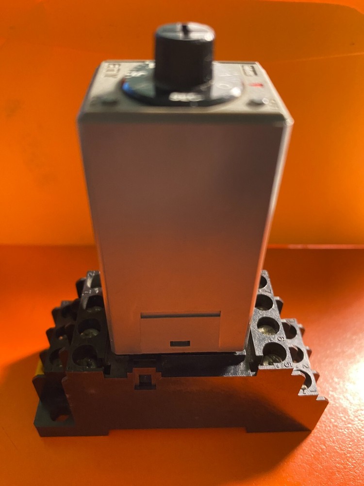 Idec RTU-D4NU 120 VAC TIMER with Base