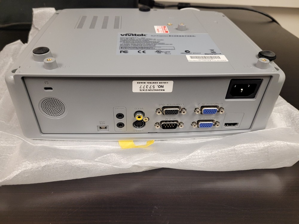 Vivitek D554 DLP Projector 3D Ready HDMI includes Cords, Remote, Case, Software