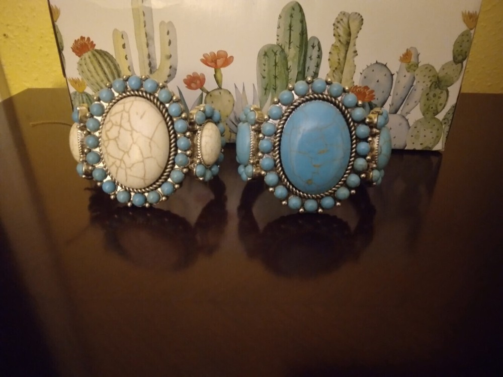 Tonys turquoia metal white stone bracelet