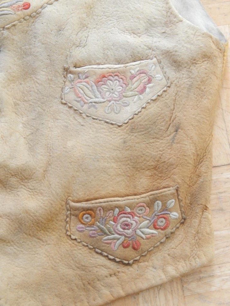 VINTAGE ATHABASKAN / N. CREE INDIAN BRAIN TAN SILK EMBROIDERED VEST - XLNT !