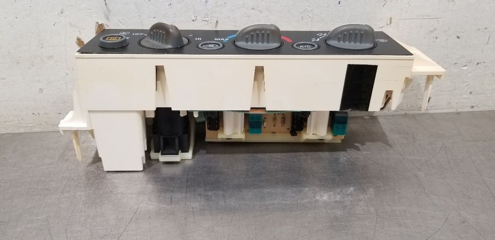 98 CHEVY SUBURBAN 2500 DASH MOUNTED AC TEMPERATURE HVAC CONTROL PANEL