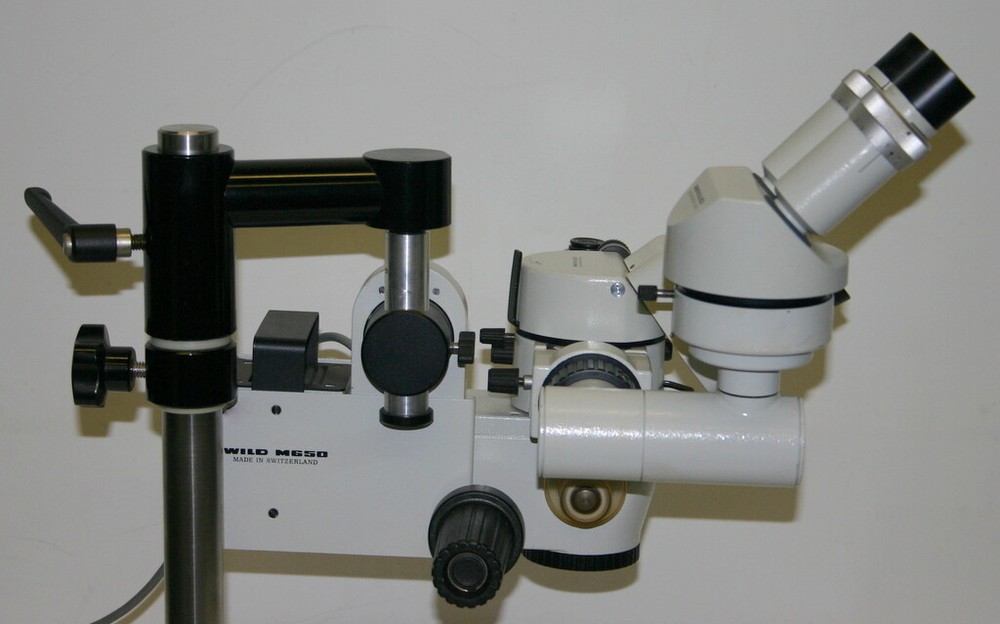 WILD HEERBRUGG TABLE TOP OPERATING SURGICAL MICROSCOPE, MODEL M650 CAMERA MOUNT