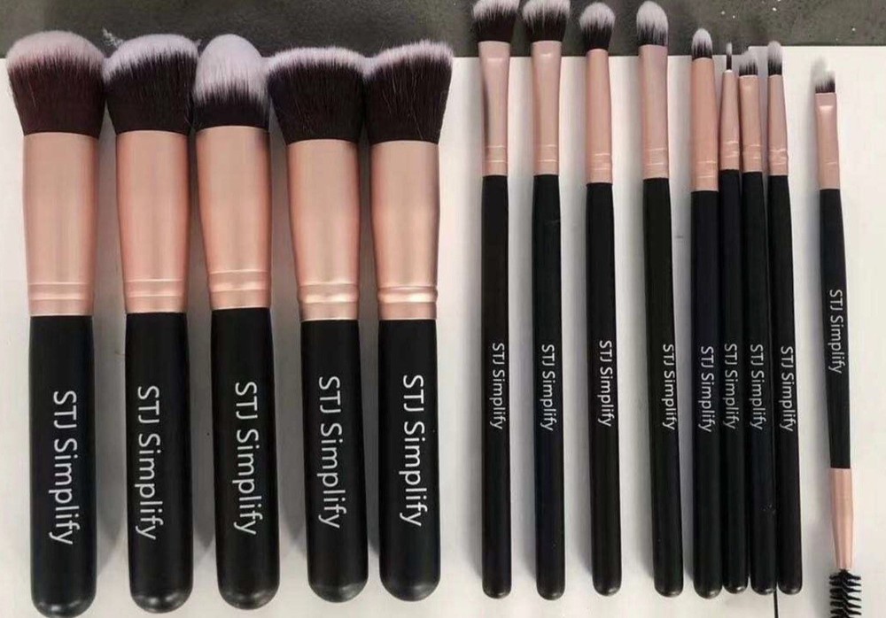 Make Up Brush Set 14pcs with 1 Make Up Sponge.