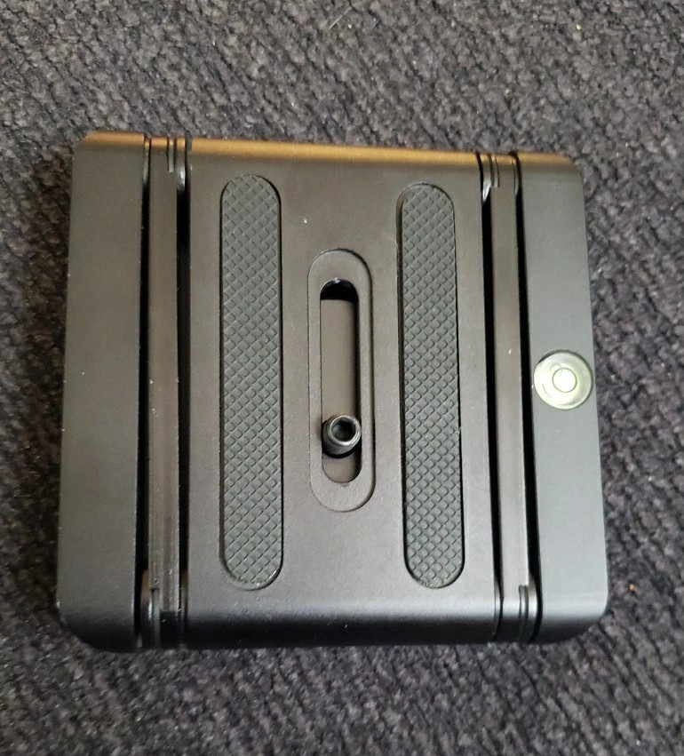 Pivoting tripod head