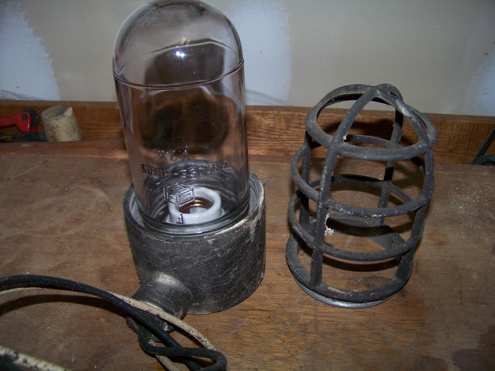 VINTAGE CROUSE-HINDS INDUSTRIAL EXPLOSION PROOF LIGHT