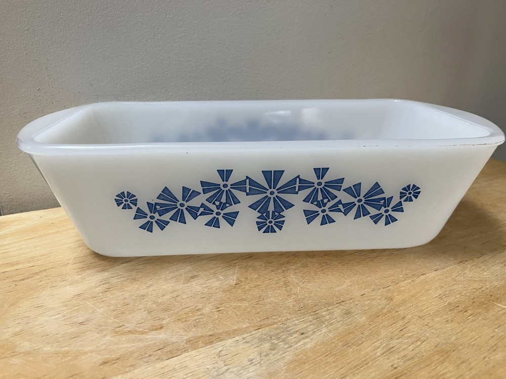 Glasbake Blue White Snowflake Pinwheel Loaf Pan