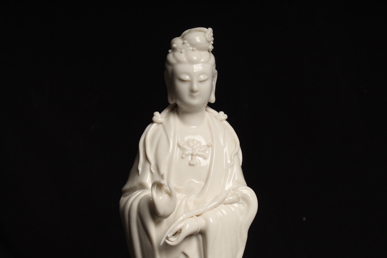 Blanc de Chine Guan Yin porcelain statue, figurine, White lotus flowers VTG 9.5”