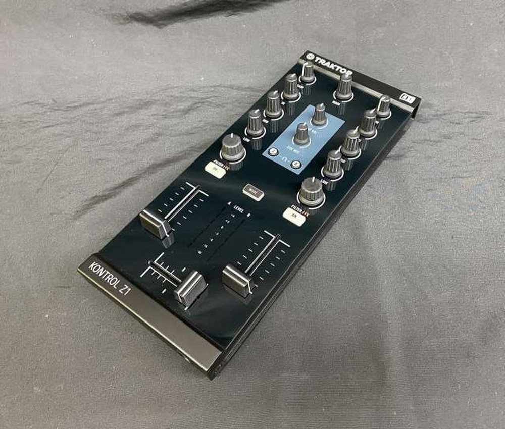 Native Instruments Traktor Kontrol Z1 DJ Controller Compact Easy DJ Play