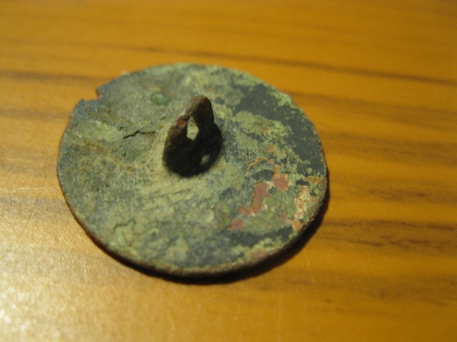 DETECTING FIND 23MMM UNKNOWN MILITARY BUTTON ANCHOR BUTTON WRITING ON EDGES