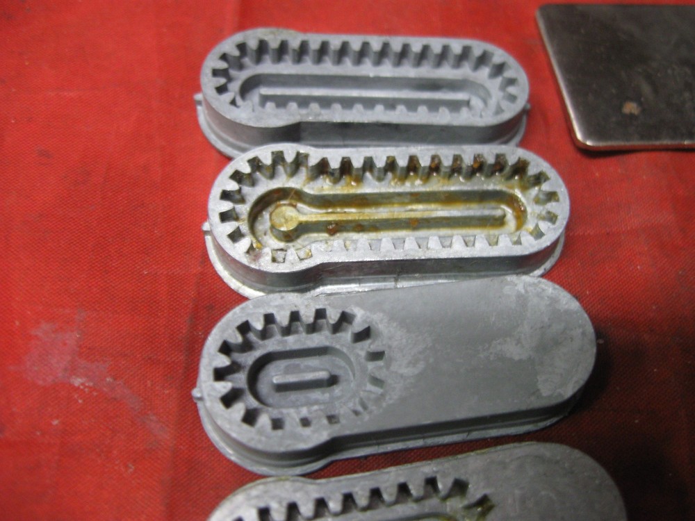 Singer Sewing Machine 6 Different Buttonholer Templates Buttonhole Vintage