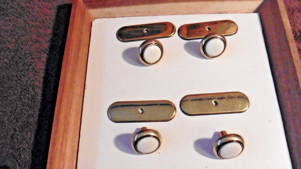 Vtg Set of 4 Brass Drawer Knobs Pulls w/ White Ceramic Insert & Brass Back Plate