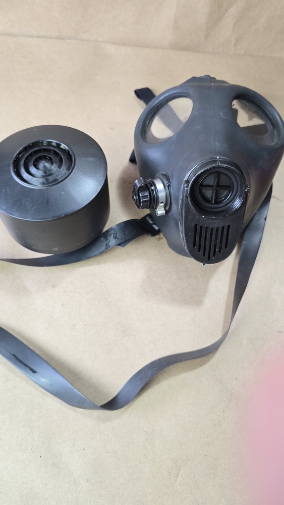 Surplus Israeli Gask Mask And Filter