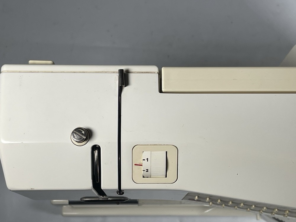 Bernina 1260 Sewing Machine READ