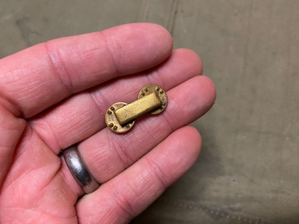 ORIGINAL WWII USMC MARINE 2ND LIEUTENANT OFFICER  OVERSEAS CAP INSIGNIA