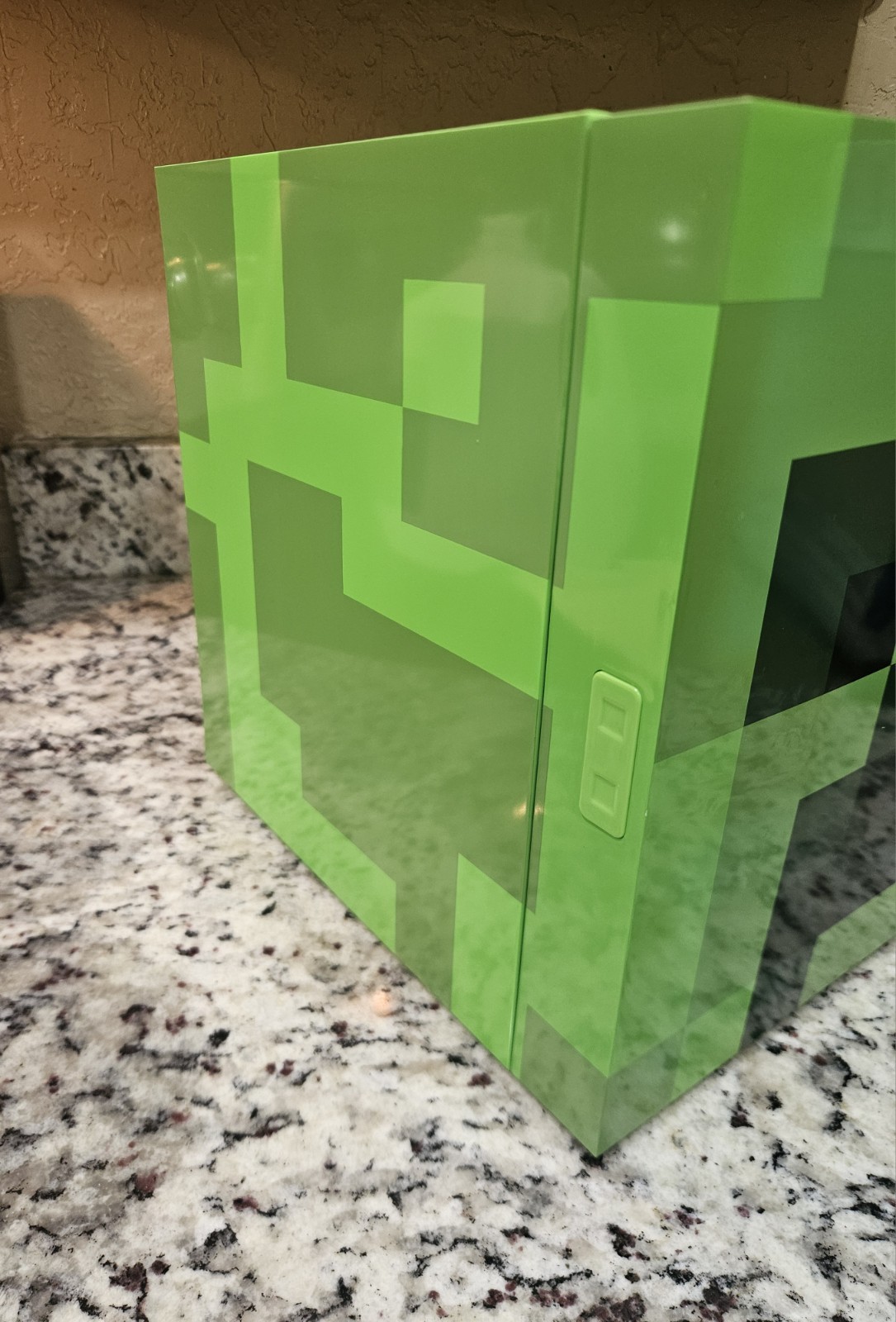 Minecraft Green Creeper Mini Fridge 6.7L with Light (Fits 9 Cans) 10.4 x 10 x 10