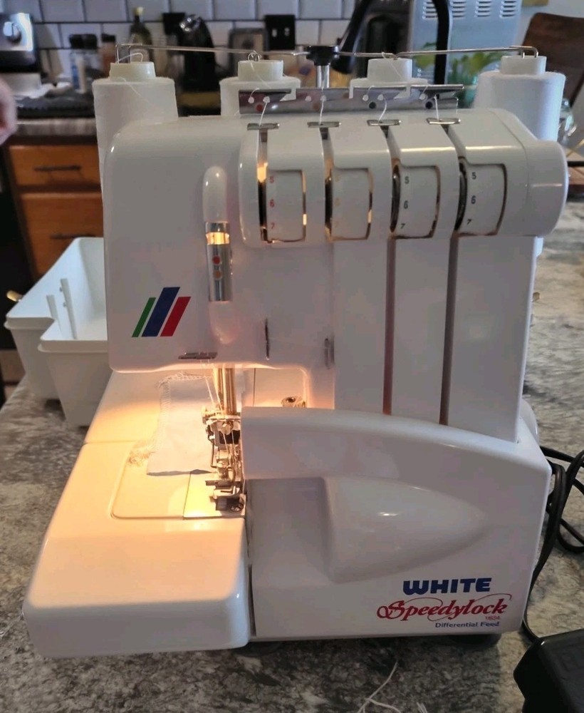 White Speedylock Serger Machine 1634/ Includes Carrying Case