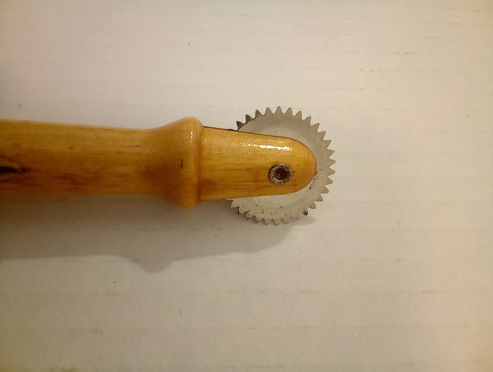 Pattern Tracing Wheel Wooden Handle Sewing Tool 4-7/8" Long