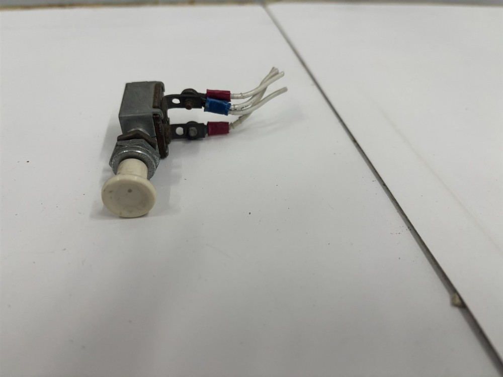 66 Cessna 150 F NAV Navigation Light Push Pull Switch 0713026-4