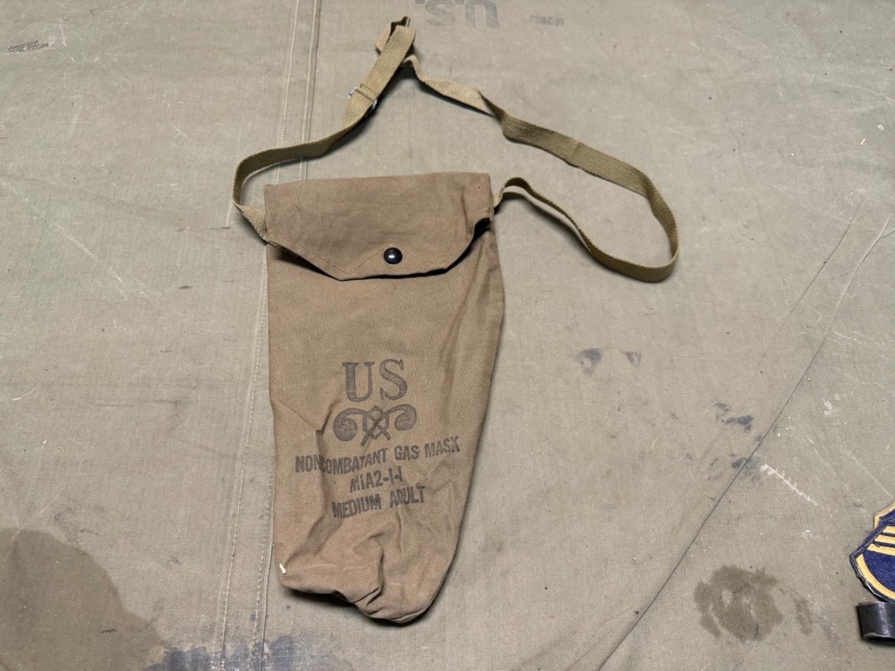 ORIGINAL WWII US ARMY M1A2 NON COMBATANT TRAINING GAS MASK CARRY BAG-KHAKI