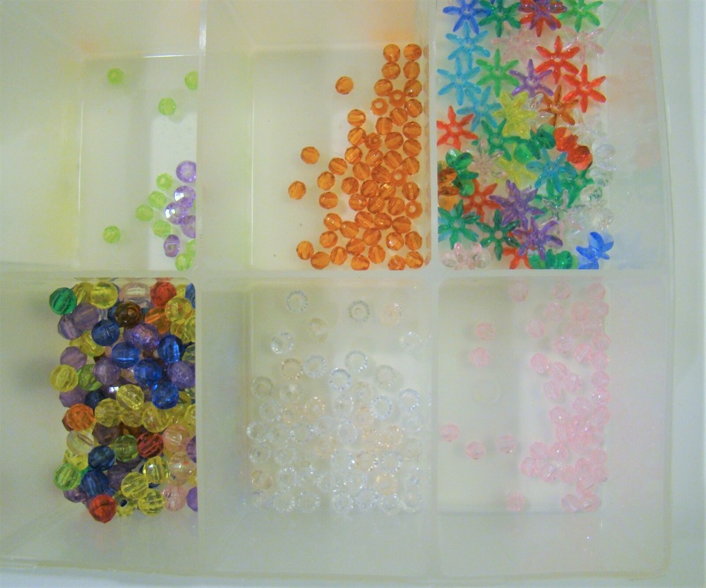 UNIEK: Plastic 17 Compartment Storage Container - Includes assorted small beads