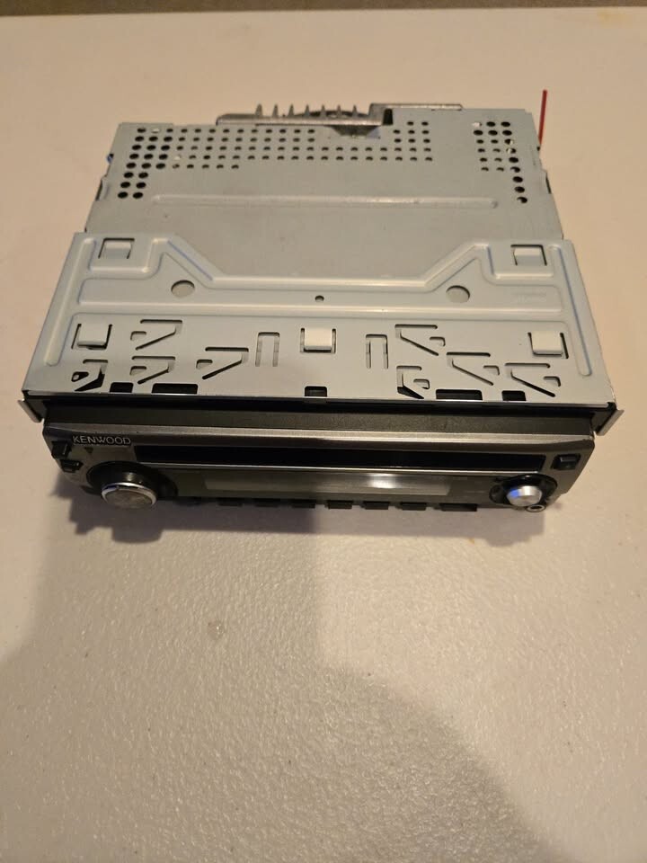 Kenwood KDC-135 head unit with removable faceplate