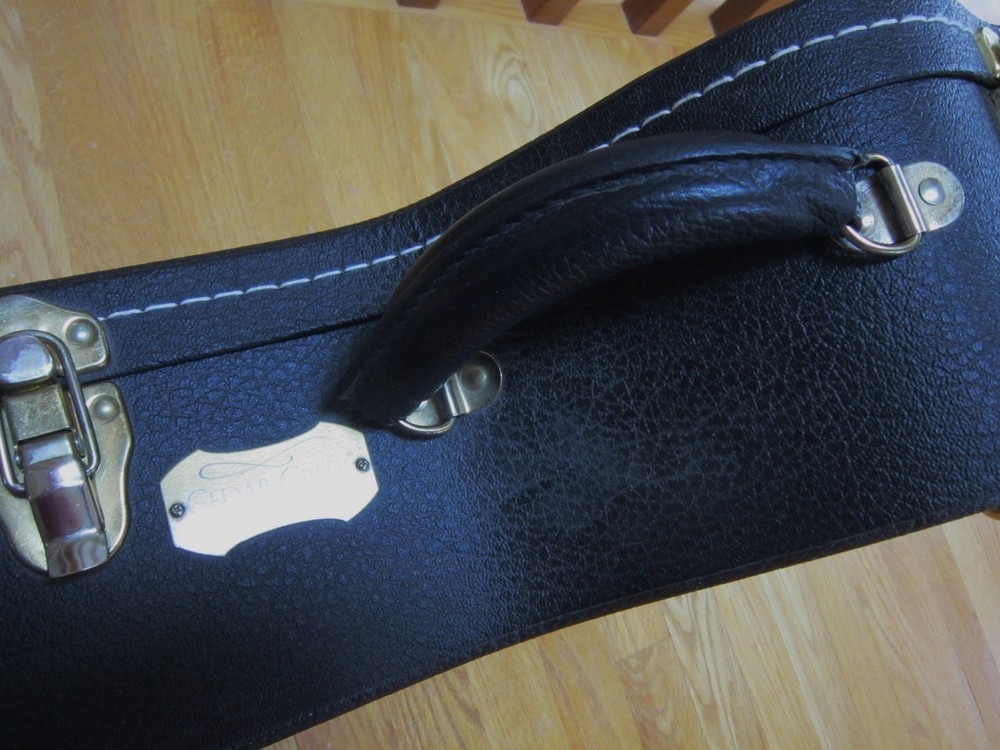 Cedar Creek Custom 17" hard-shell guitar case