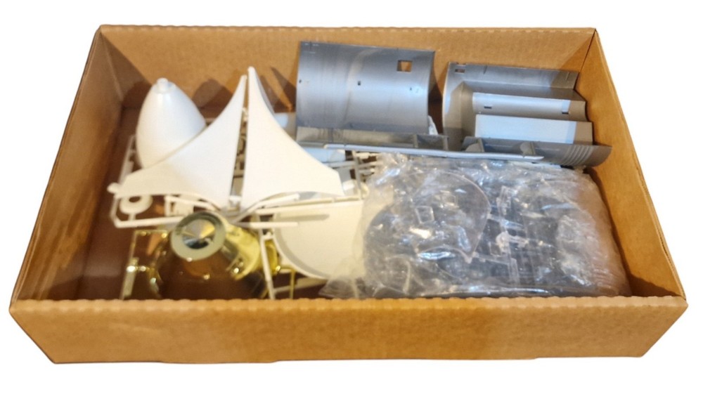 Space : Apollo Saturn V Rocket & Apollo Spacecraft command/service modules kits