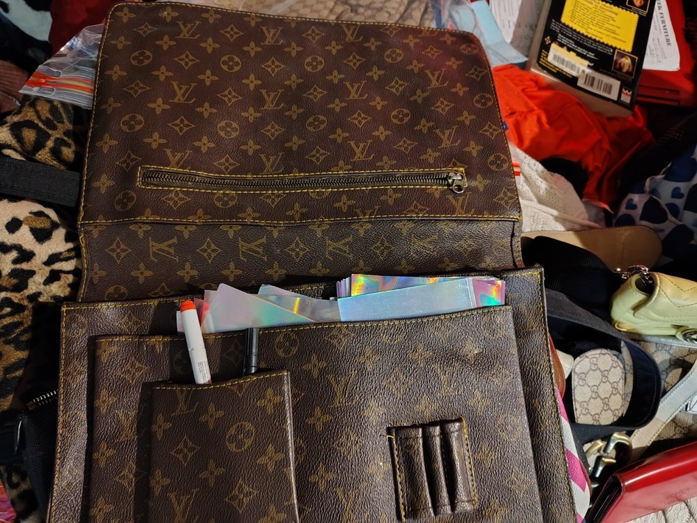 louis vuitton folder monogram large with pockets
