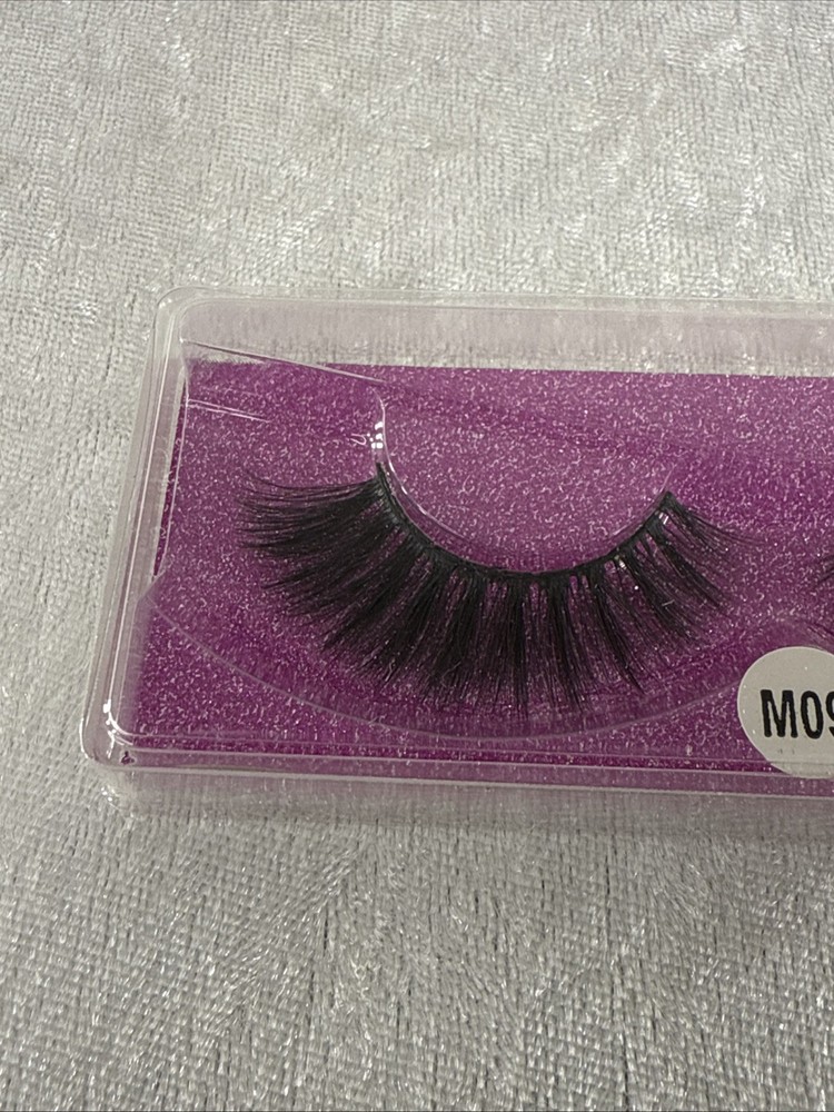 false eyelashes #M09