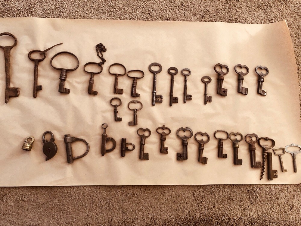 Keys, iron fitting and lock collection.