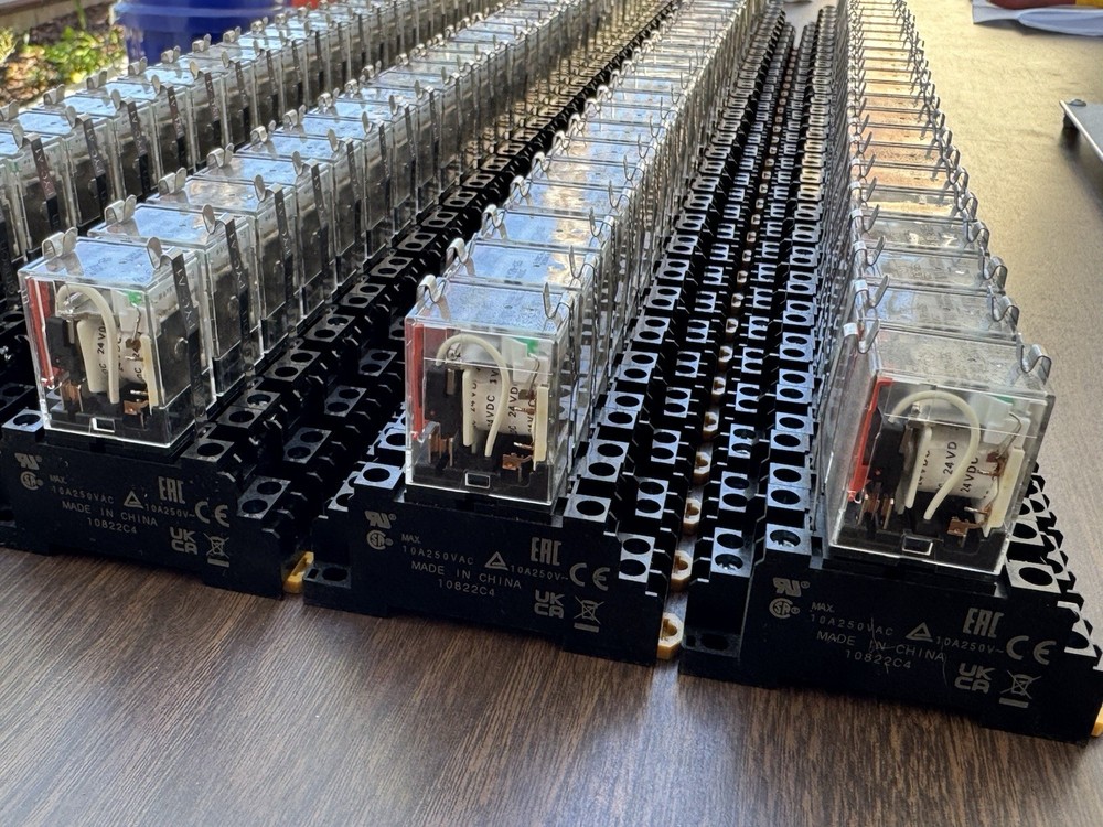 Omron, MY2N-GS-24VDC, 2PDT Relay with base socket