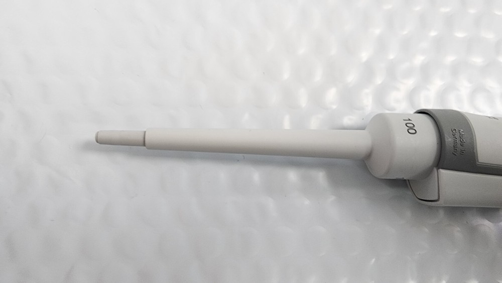 Eppendorf Research Plus Adjustable Volume, Single Channel Pipette, 10 - 100μL