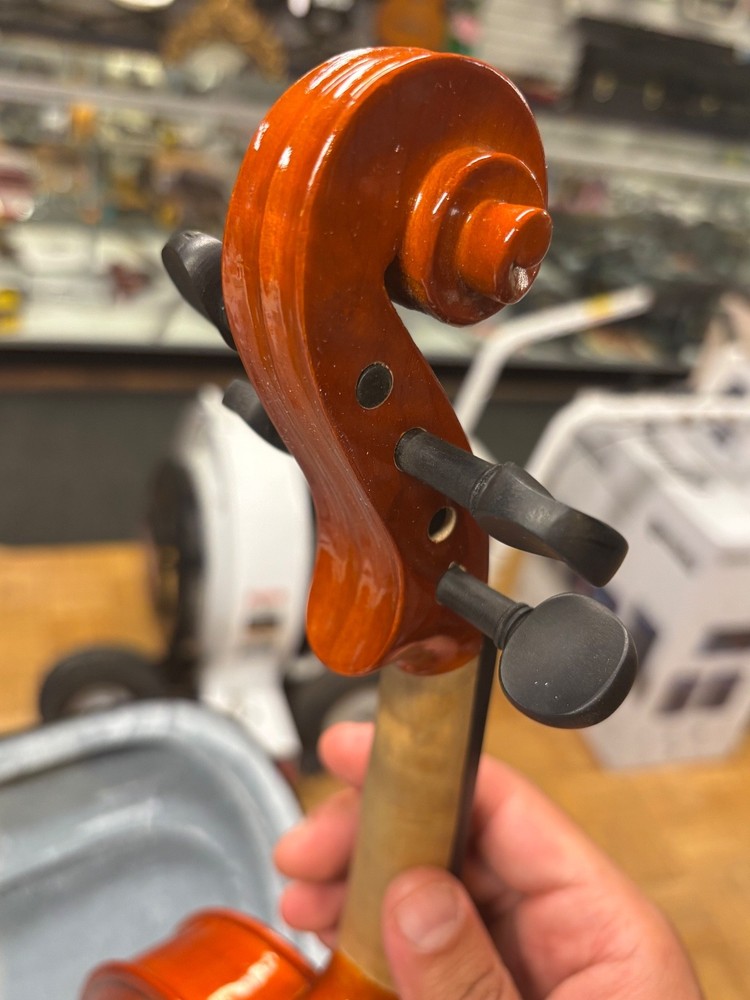 STAR WOOD VIOLIN WITH CASE